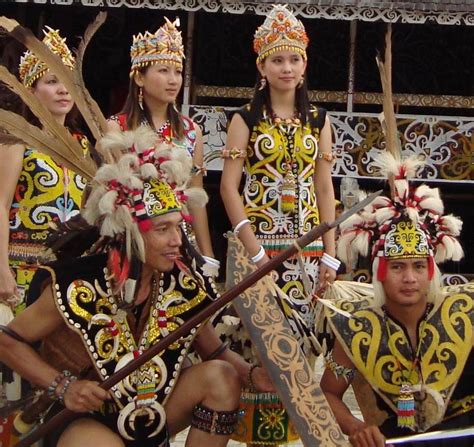 Indonesian Culture Ensyclopedia: Dayak Tribe Clothes: Blend With the Natural Beauty