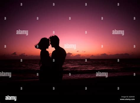 Silhouette of romantic couple on holiday in Caribbean Mexico on beach ...