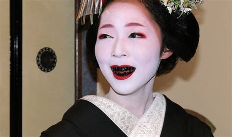 Ohaguro: ¿por qué los japoneses se pintaban los dientes de negro?