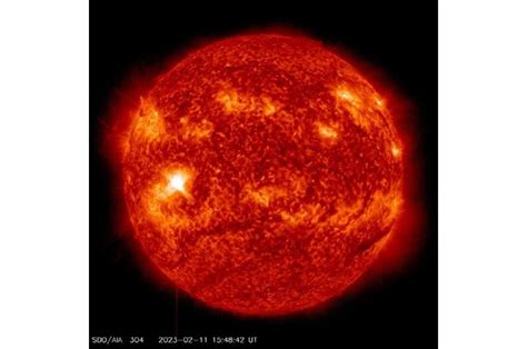 Strong solar flare erupts from sun