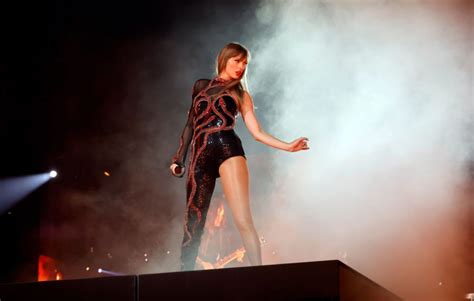 Taylor Swift And Haim Perform "No Body, No Crime" Live For The First ...