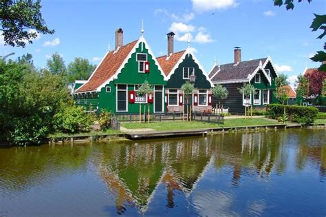 Sightseeing tour and canal cruise to Volendam, Edam and windmills | Gray Line