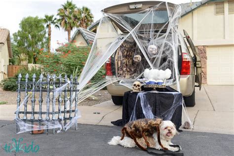 Spooky Spiders' Den Halloween Trunk or Treat Ideas | Tikkido.com