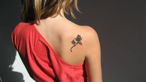 28 Eye-catching Shoulder Tattoos for Women in 2024