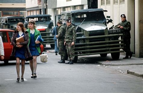 British troops, routine patrol, Belfast - Flashbak