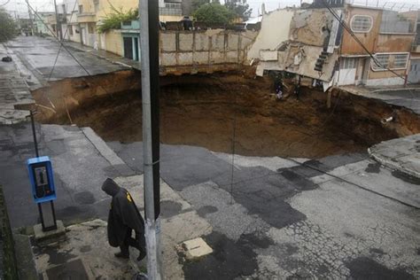 Amazing giant sinkhole in Guatemala City - 11 Pics+Video | Curious, Funny Photos / Pictures