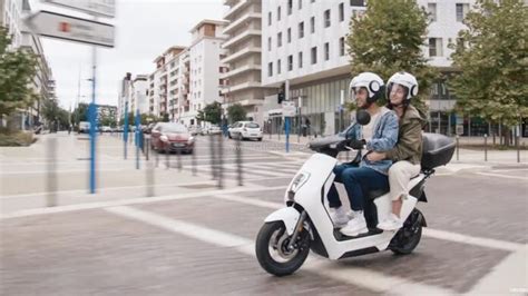 New Honda EM1 Electric Scooter Debuts - Swappable Battery Tech