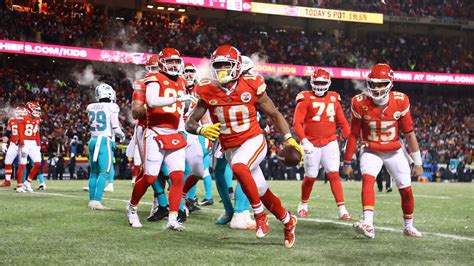 Chiefs Defeat Dolphins, 26-7, to Advance to the Divisional Round for a ...