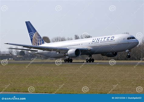 United boeing 767 takeoff editorial stock image. Image of aircraft ...