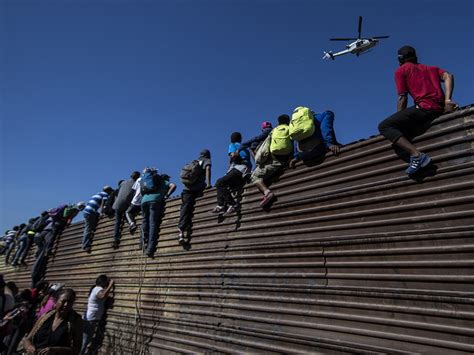 US border guards catch record number of illegal migrants attempting to cross Mexico border ...