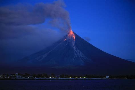 Philippines Mayon volcano forces more evacuations as lava shoots skyward - CBS News