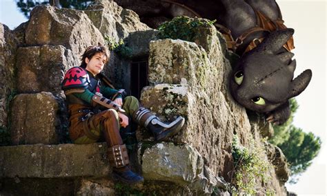 A tail and a leg : Photo | Hiccup and toothless, How to train your dragon, Dragon 2