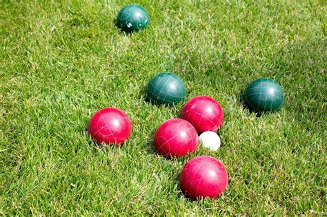 27 Best Outdoor Games for Seniors: Picnic Games for the Elderly ...