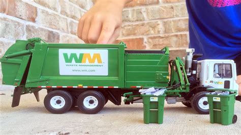 Toy Garbage Truck Wm Mack Side Loader | Wow Blog