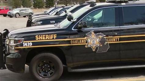 2 Oakland County sheriff's deputies hospitalized after attack - YouTube