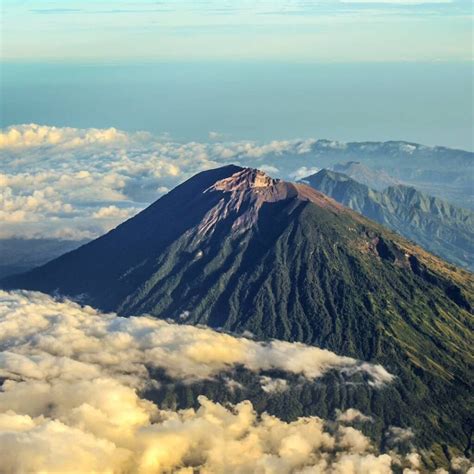 Sebagai Gunung tertinggi di Bali, Gunung Agung menyimpan beragam fakta ...