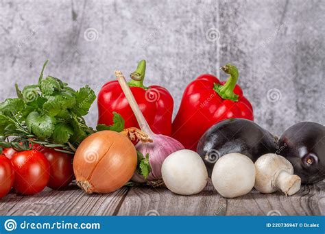 Bright Group of Ripe Vegetables Om Dark Wood Table Stock Image - Image of garlic, paprika: 220736947