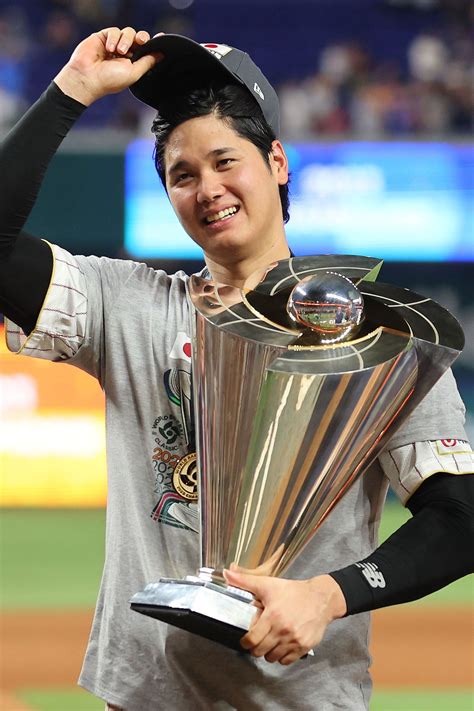 ティファニー、WBCで優勝した侍ジャパンを、ティファニー製のチャンピオントロフィーで祝福！大会MVPの大谷翔平の手に | Vogue Japan