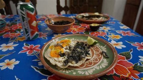 Vegan or Vegetarian? Make sure to read this before traveling eating in Mexico! We've included ...