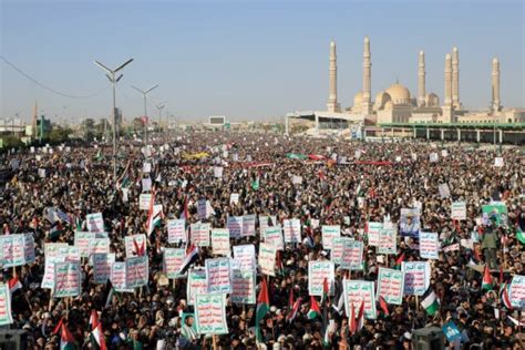 Massive protest in Sanaa after US, UK strikes on Yemen rebels - Breitbart