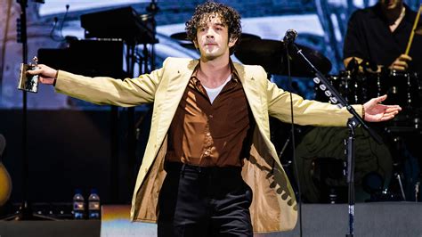 Matty Healy Of The 1975 (Sort Of) Apologizes On Stage For Previous ...