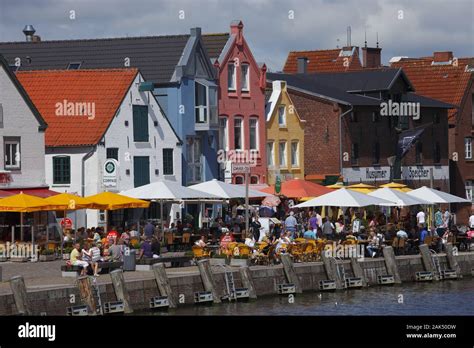 Husum: Restaurants und Cafes am Binnenhafen, Nordseekueste | usage worldwide Stock Photo - Alamy