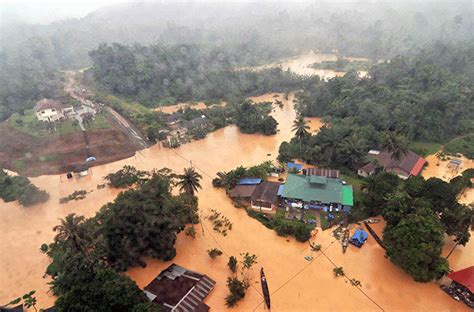 Malaysia floods: More than 100,000 evacuated after country's worst ...