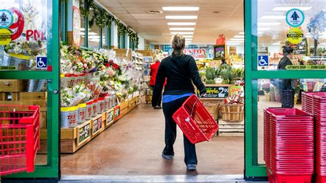 The Reason Grocery Stores Blow Cold Air At The Entrance Isn't What You ...