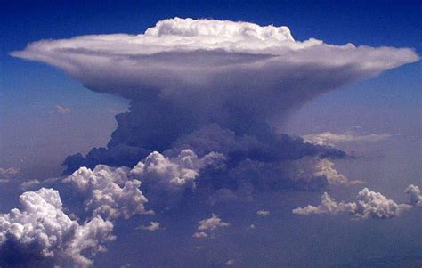 KAMUS METEOROLOGY: JENIS AWAN DAN GAMBAR : CUMULONIMBUS