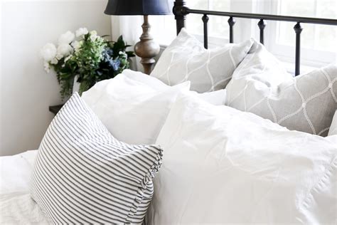 How To Decorate With Throw Pillows On Bed - Hanaposy