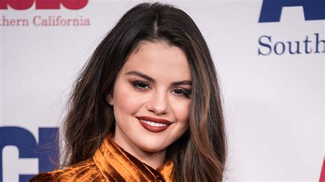 Selena Gomez Debuts a '90s-Inspired Bob at the AMAs 2019 | Vogue