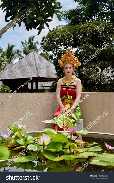 Balinese Dancer Traditional Costume Gold Crown Stock Photo 1492498679 ...