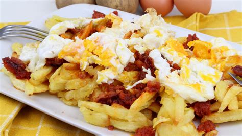 Huevos rotos con chorizo - Receta fácil y tradicional - Saltando la dieta