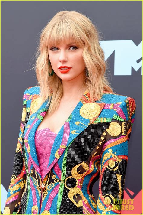 Taylor Swift Will Perform TWO Songs at VMAs 2019, Walks Carpet in Colorful Outfit! | Photo ...