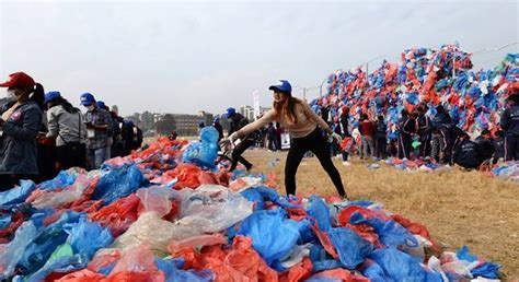 Nepal Membuat Rekor Replika Peta Laut Mati dari Kantong Plastik ...