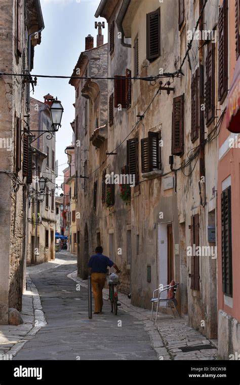 Vodnjan, Croatia, narrow alley in the Old Town Stock Photo: 60519407 - Alamy