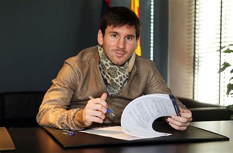 Lionel Messi signs new contract with Barcelona until 2018 | Daily Mail ...