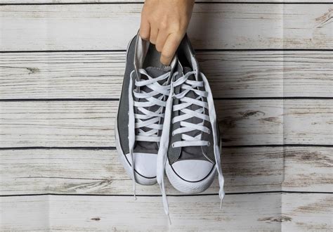Man holding a pair of sneakers - Creative Commons Bilder