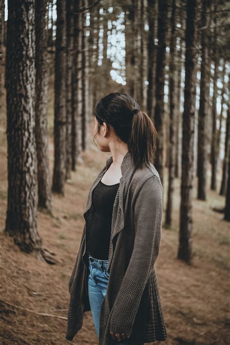 Imágenes de Mujer Mirando Hacia Atrás | Descarga imágenes gratuitas en Unsplash