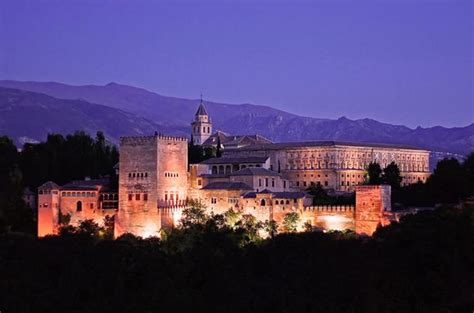 Private Tour: Alhambra at Night Including the Nasrid Palaces and Palace of Charles V 2019 - Granada