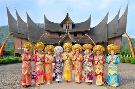 Suku Minangkabau : Kebudayaan dan Adat Istiadat [Lengkap] - LezGetReal