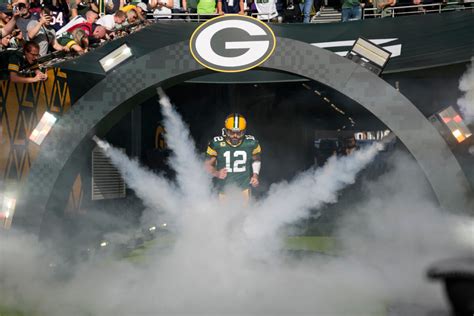 Jets trade rumors: Aaron Rodgers to enter darkness isolation Monday to help decide future ...