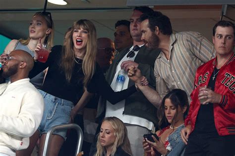 Historia de amor de Taylor Swift eleva ratings de NFL para NBC - Bloomberg