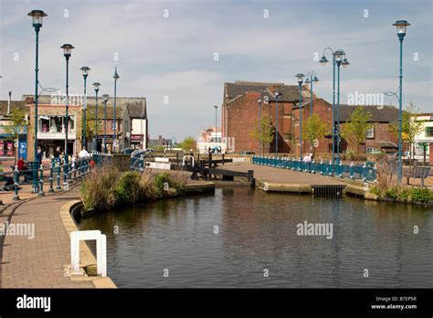 Canal through Stalybridge Stock Photo - Alamy