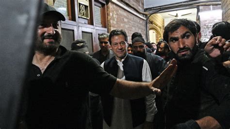 Pakistani High Court suspends arrest warrant for former PM — RT World News