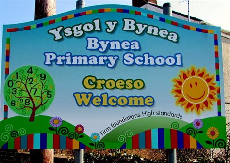 Ysgol y Bynea/Bynea Primary School... © Jaggery :: Geograph Britain and Ireland