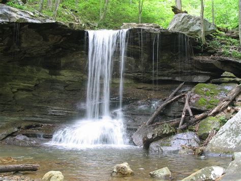 10 Small Towns In Tennessee With Charming Waterfalls