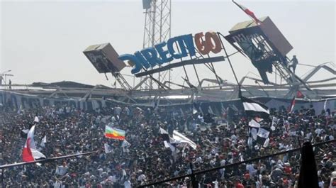 Hinchas de Colo-Colo colapsan el techo del Monumental de Santiago