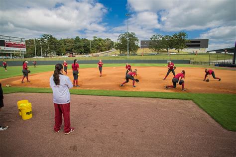 Softball to Face 13 NCAA Teams in 2016 | Arkansas Razorbacks