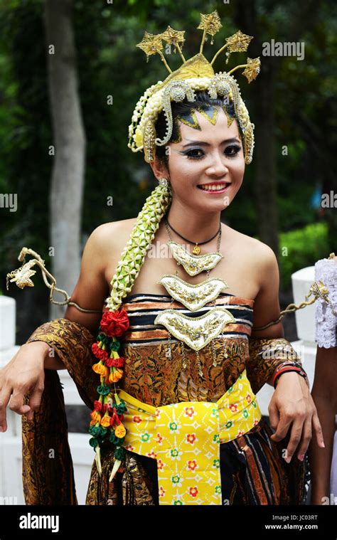 Indonesian dancers wearing traditional clothing Stock Photo - Alamy